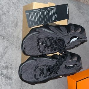 Yeezy black 450 size 5